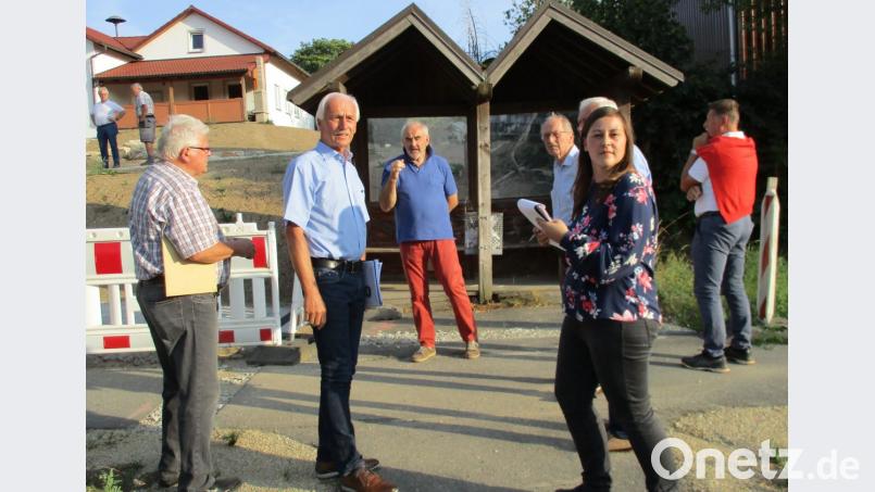Der Bau- und Umweltausschuss Neusorg gibt grünes Licht für den Ersatz des in die Jahre gekommenen Buswartehäuschens Riglasreuth / Weihermühle. Das Gremium entschied sich für den Aufbau aus dem heimischen Werkstoff Holz. Auf dem Foto: Richard Stock, Bürgermeister Peter König, Hans Englmann, Dr. Günther Fütterer, Dieter König (verdeckt), Verwaltungsangestellte Laura Menninger als Schriftführerin und Josef Hösl. Im Hintergrund: Feuerwehrkommandant Albert Thalhammer und sein Kollege. Bild: kkl