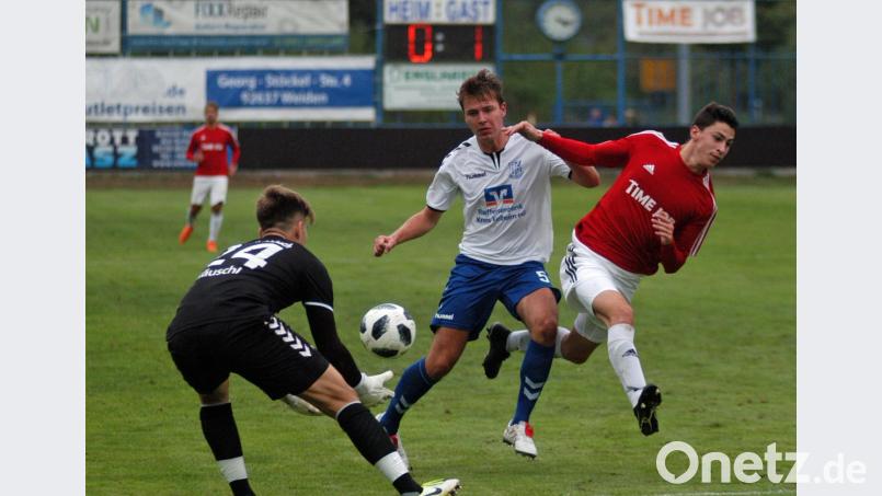 Der Etzenrichter Christian Ermer (rechts) kann sich gegen die Bad Abbacher Ludwig Räuschl (links) und Calvin Zehtmeier nicht durchsetzen. Bild: otr