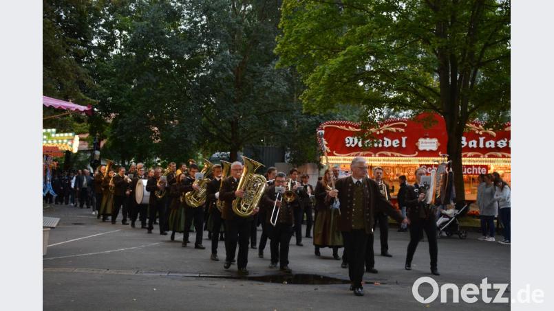 Angeführt von der Musikkapelle Schwarzenfeld unter Leitung von Josef Lobenhofer zogen die Vereine ins Zelt ein. Bild: Freya Stöckl
