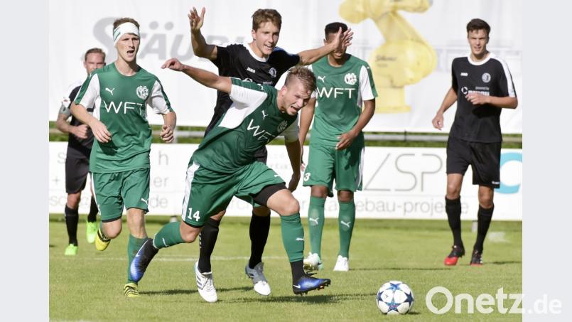 Kämpfer, Rackerer und seit Samstag auch virtuoser Torschütze: Gebenbachs Mittelfeldspieler Kai Hempel (vorne) verblüffte im Spiel gegen die SpVgg Ansbach mit seinem spektakulären Bogenschuss nicht nur den gegnerischen Schlussmann, sondern auch seinen eigenen Trainer. Bild: Archivbild: Ziegler