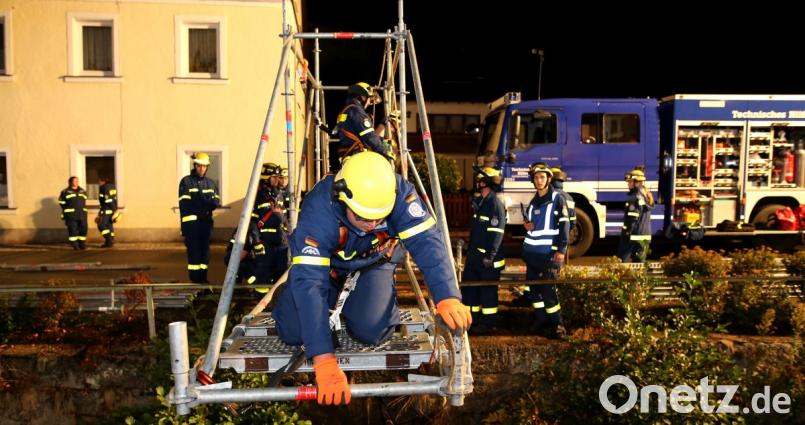 Der behelfsmäßige Übergang über die &quot;Floß&quot; ist fast fertig. Bild: exb