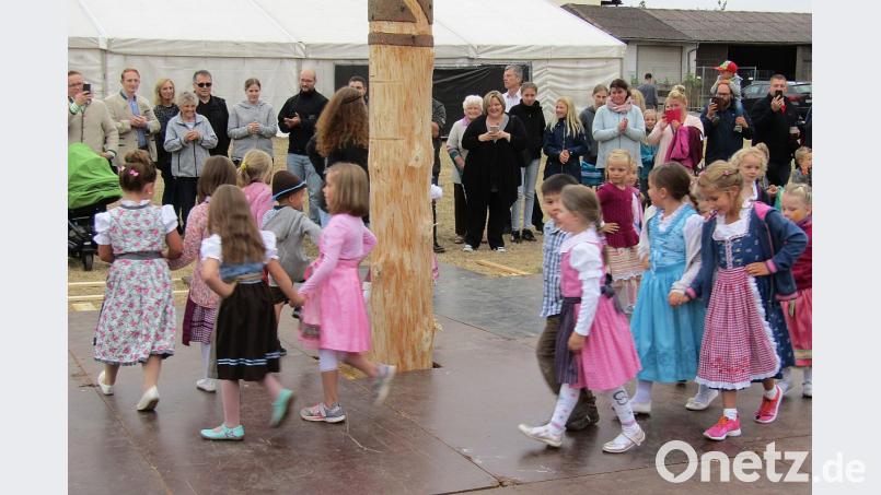 In ihren feschen Gewändern begeistern die Kirwatänze der Kinder das Publikum. Bild: sck