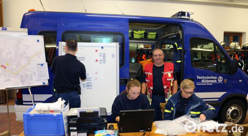 In der Einsatzzentrale in Floß werden die nötigen Arbeiten koordiniert. Bild: exb