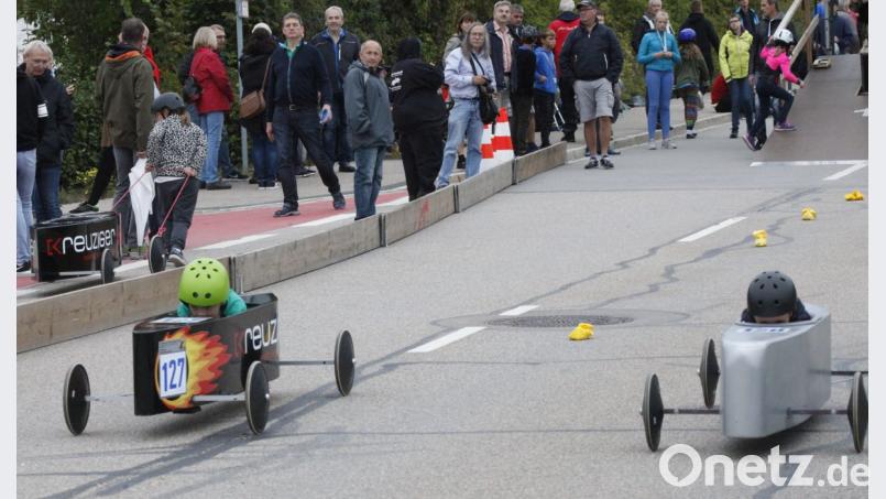 115 Seifenkisten-Piloten aus vier Nationen gingen am Wochenende bei den 20. Europameisterschaften und den 70. nationelen Titelkämpfen auf der 300 m langen Strecke auf der „Hoher-Bogen-Straße“ an den Start. Bild: Hirsch