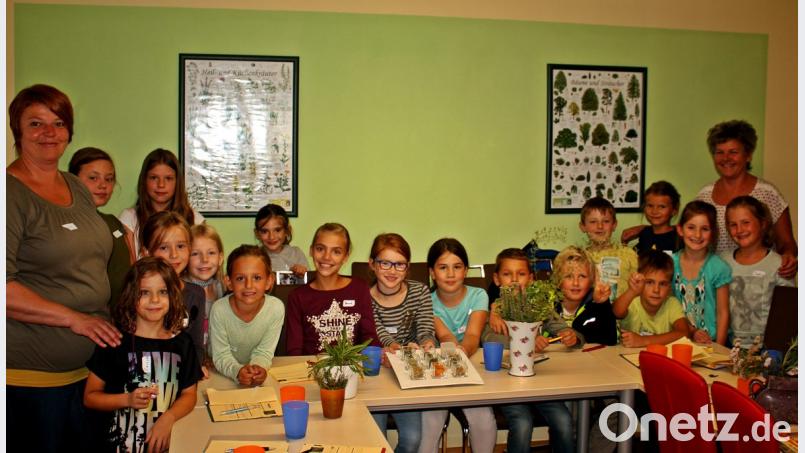 Christine Kreger (links) und Gisela Klier (rechts) zeigen den Kindern, wie einfach Teemachen ist. Bild: zer