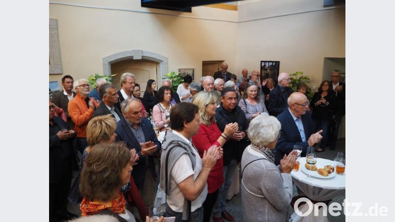 Der Künstler Stefan Schadeck präsentiert im Neustädter Rathaus seine Zoigl-Radierungen. Bild: krb