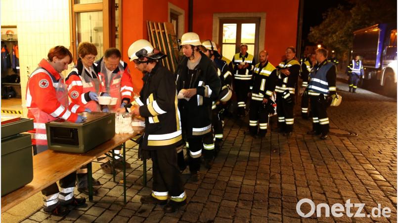 Das Rote Kreuz versorgte die Einsatzkräfte mit einer warmen Mahlzeit. Bild: exb