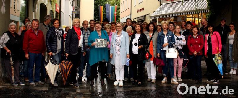 Schutz vor dem Regen unter dem Oberen Tor. Trotz des Wetters zieht der Marsch durch die Altstadt mit Petra Vorsatz viele Teilnehmer an. Es soll eine Neuaufage geben. Bild: R. Kreuzer