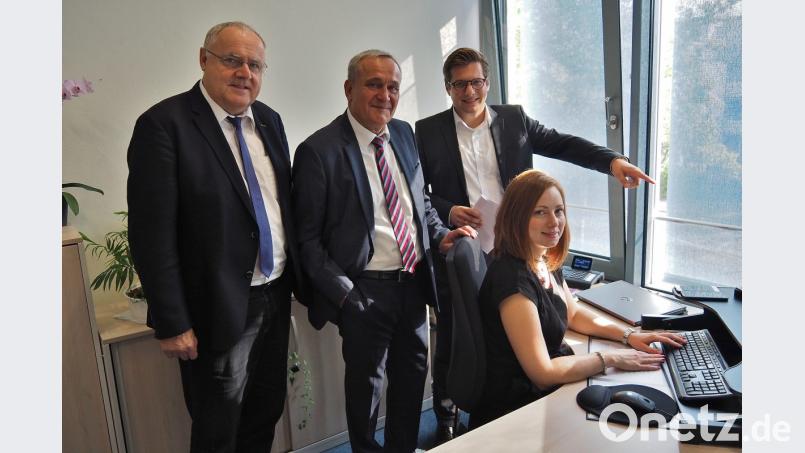 Lucie Valentova berät Klein-und Mittelbetriebe in Technologie- und Förderprogrammfragen. Über ihre Schultern schauen (von links) Bezirkstagsvizepräsident Lothar Höher, Oberbürgermeister Kurt Seggewiß und Wirtschaftsförderer Nicolas Lahovnik Bild: Bühner