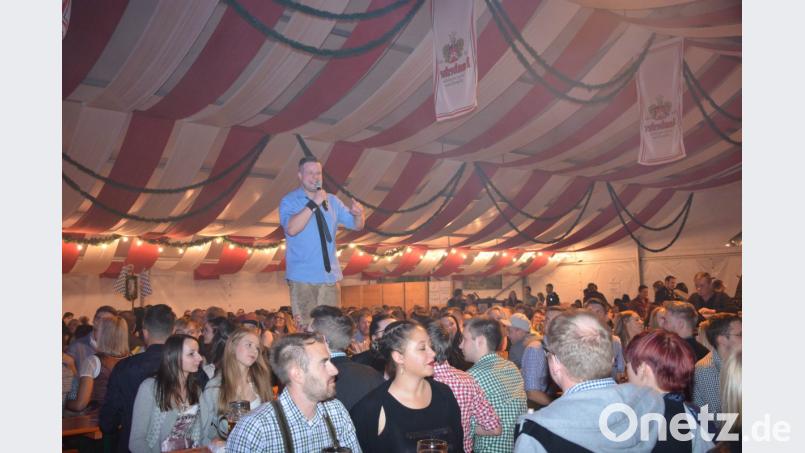 Sichtlich Spaß hat Sänger Christoph, als er kurzerhand auf die Biertische sprang und für seine Fans sang. Bild: Freya Stöckl