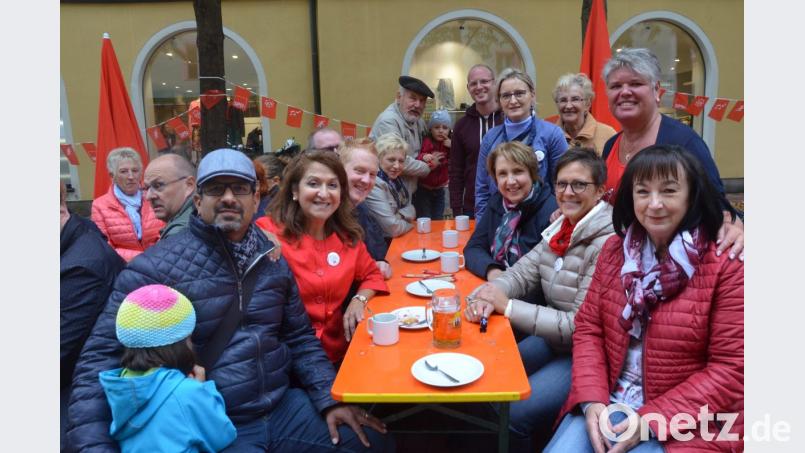 Die Genossen feierten am Samstag auf dem "Roten Platz" ihr Schmalzbrotfest. Bild: Kunz