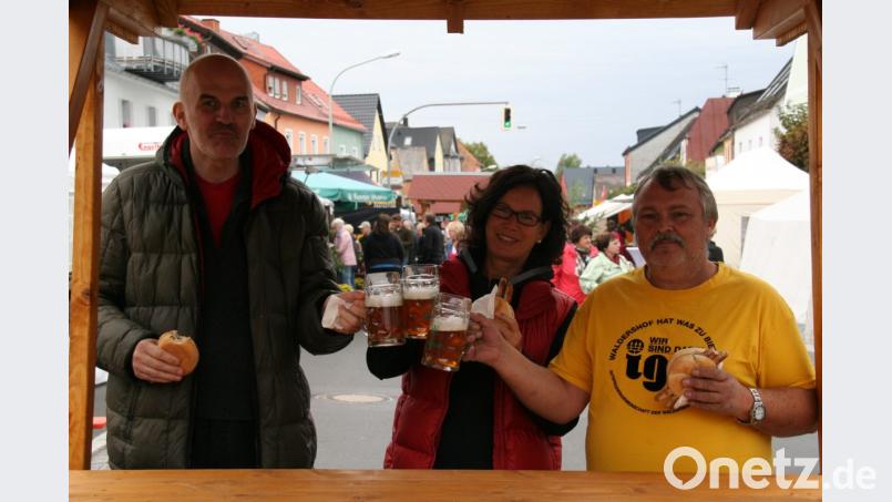 Friederike Sonnemann stößt mit Schlemmermeile-Erfinder Claus Hofmann (links) und IGW-Vorsitzendem Mario Zobel auf den Erfolg der 20. Auflage an. Bild: fpoz