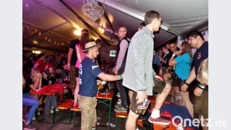Bei der fetzigen Musik der Band „Rundumadum“ hält es die Besucher nicht mehr auf ihren Sitzen! Auch auf Bänken und Tischen schunkeln die Festbesucher. Bild: jml