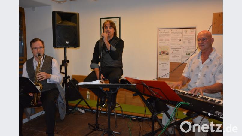 Marshall Kean, Maximilian Schmid und Wolfgang Charanza (von links) begeisterten am Freitagabend im Cafe des Mehrgenerationenhauses mit „Pop meets Jazz“. Bild: jr