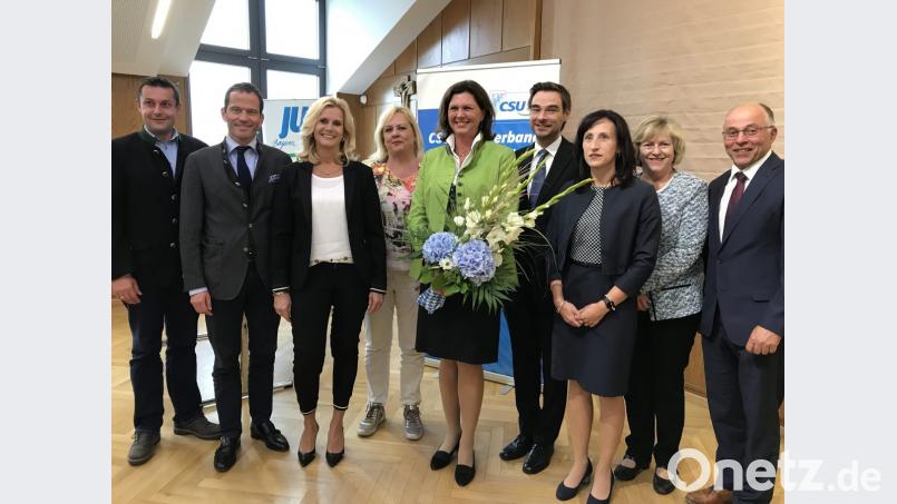Die stellvertretende Ministerpräsidentin Ilse Aigner, eingerahmt von CSU-Politikern aus dem Landkreis und den Kandidaten für Landtag und Bezirkstag. Bild: eig
