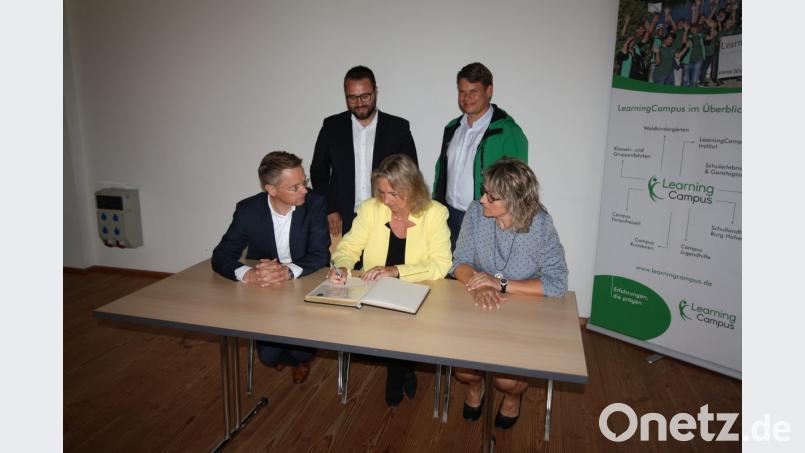 Nicht fehlen durfte bei Sozialministerin Kerstin Schreyers (sitzend zwischen Landtagsabgeordnetem Tobias Reiß und Bürgermeisterin Carmn Pepiuk) Besuch in Trabitz der Eintrag ins Goldene Buch der Gemeinde. Stehend: CSU-Bezirkstagskandidat Matthias Grundler und &quot;LearningCampus&quot;-Geschäftsführer Benjamin Zeitler. Bild: bjp