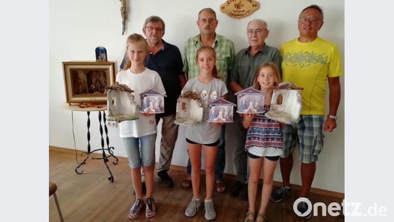 Nach getaner Arbeit sind Papierkrippe und Ruine aus Styrodor fertig, gebastelt von (erste Reihe von links) Susanne Ratzke, Lea Rittner und Leni Regler. In der hinteren sind (von links) zu sehen Vorsitzender Wolfgang Albersdörfer, Konrad Gebert, Hans Maul und Heinrich Ruppert. Bild: zip
