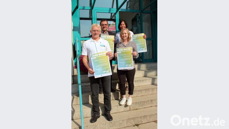 Die Mitglieder der Fairtrade-Steuerungsgruppe Alfred Kick und Susanne Schiller (vorne) sowie Pfarrer Konrad Amschl und Elke Burger (hinten) machten auf den Fairtrade-Vortrag am 27. September aufmerksam Bild: stg