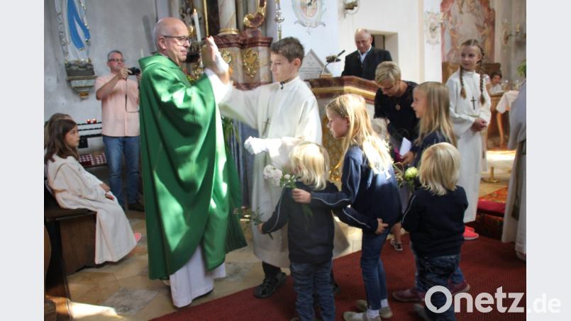 Dass Pfarrer Robert Kratzer als Priester und Seelsorger eine hohe Wertschätzung und Beliebtheit bei den Lintachern allen Alters genießt, zeigt sein Abschiedsgottesdienst in der Pfarrkirche St. Walburga. Bild: ads