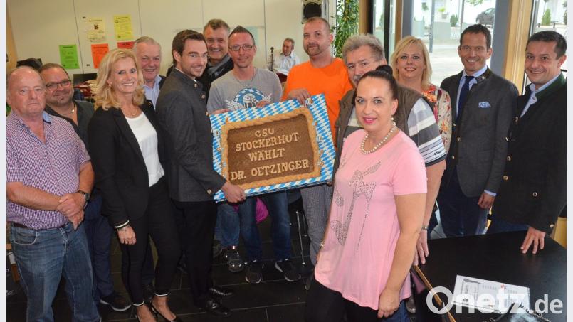 Stephan Oetzinger (Fünfter von links) freute sich über das Brot, das ihm die CSU Stockerhut schenkte. Bild: Kunz Bild: Kunz