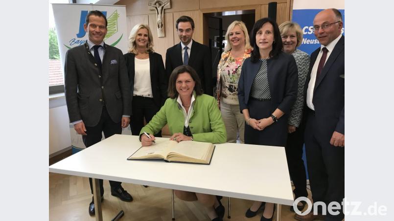 Zur Erinnerung für die Bürgermeisterin: der Eintrag der Ministerin ins Goldene Buch der Gemeinde. Von rechts: Landrat Albert Nickl, MdL Petra Dettenhöfer, Bürgermeisterin Tanja Schiffmann, Dagmar Nachtigall, Ilse Aigner, Stephan Oetzinger, Andrea Lang, MdB Albert Rupprecht. Bild: eig