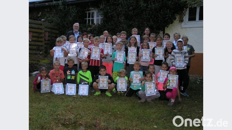 Mit Begeisterung nahmen die Kinder am Schnupperkegeln des Sportkegelclubs Neusorg im Rahmen des Ferienprogramms teil. Unsere Aufnahme zeigt die erfolgreichen Kegler mit SKC-Vorsitzenden Karl Lenhard (hinten links) und Jugendbeauftragter Alexandra Mark-Sischka (hinten Sechste von rechts) sowie Agnes Legath (hinten Zweite von rechts). Bild: öt