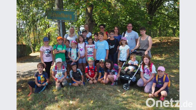 Am Sclossberg begann für die Kinder die Rallye durch die Heimat. Bild: gz