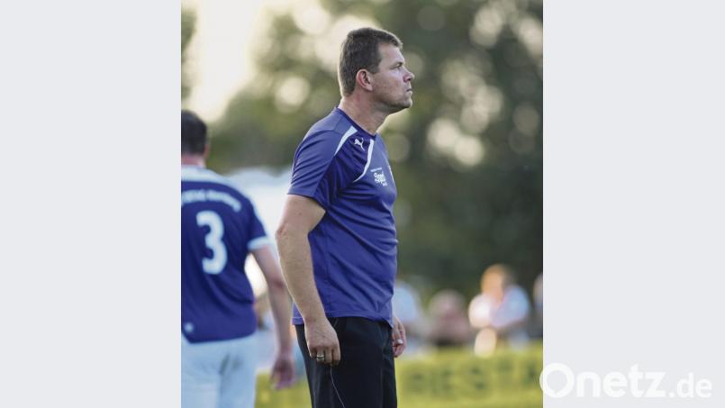 Detag-Trainer Tom Gietl hat immer alles im Blick. Mit dem Derbysieg gegen den FC Wernberg zeigten die Oberköblitzer eindrucksvoll, dass mit ihnen in dieser Spielzeit zu rechnen ist. Bild: eg