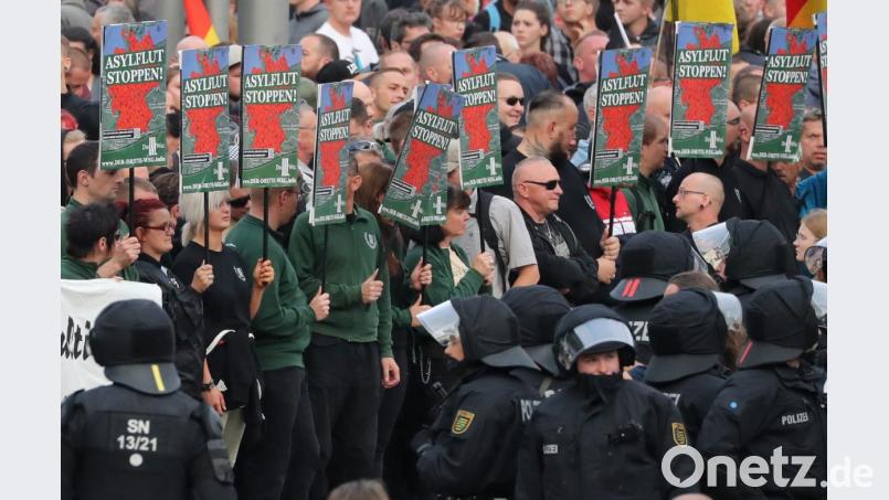 Rechte Demonstranten stehen am Tag nach den Ausschreitungen vor dem Karl-Marx-Monument in Chemnitz. Bild: Jan Woitas/dpa