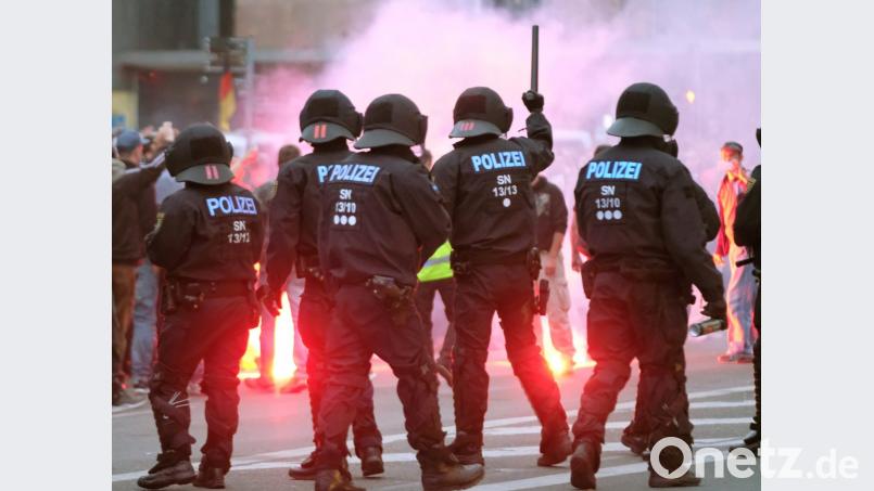 Tobende Rechtsextreme, überforderte Polizisten: Die Bilder aus Chemnitz schocken auch im Ausland. Bild: Sebastian Willnow/dpa