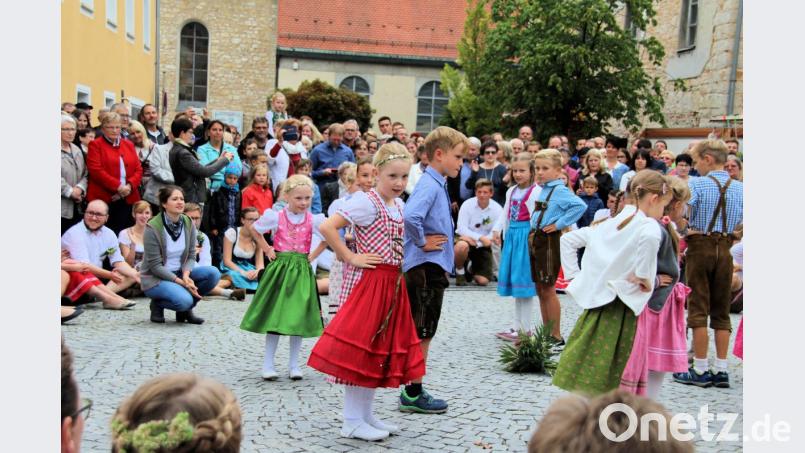 Die Kinder zeigen den Zuschauern zwei gelungene Tänze. Bild: bjo