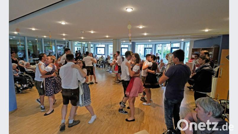 "Mir Kiener Baierisch" spielen für die Kirwapaare im Seniorenheim am Sand zum Tanz auf.. Bild: twi