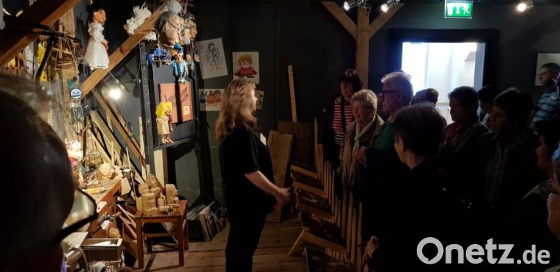 Auf einer Führung werfen die Besucher einen Blick hinter die Kulissen des Puppentheaters. Bild: exb