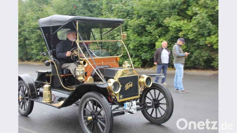 Dieser Ford, Baujahr 1912 stahl den anderen „Oldies“ ein wenig die Schau, zumal Damen zum Mitfahren eingeladen wurden. Bild: frd