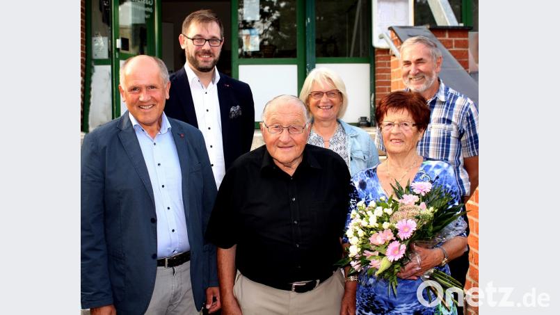 Vorne das Geburtstagskind mit Ehefrau Else, links Bürgermeister Michael Bauer aus Pirk, dahinter Vorsitzender des VfB Markus Bäumler, daneben Angelika und Alois Meindl vom Obst- und Gartenbauverein. Bild: R. Kreuzer
