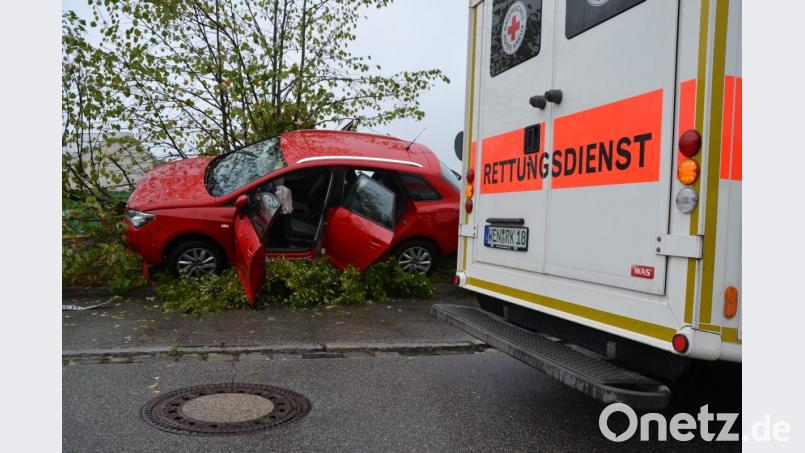 Das Auto blieb in Schräglage an der Böschung hängen. Bild: za