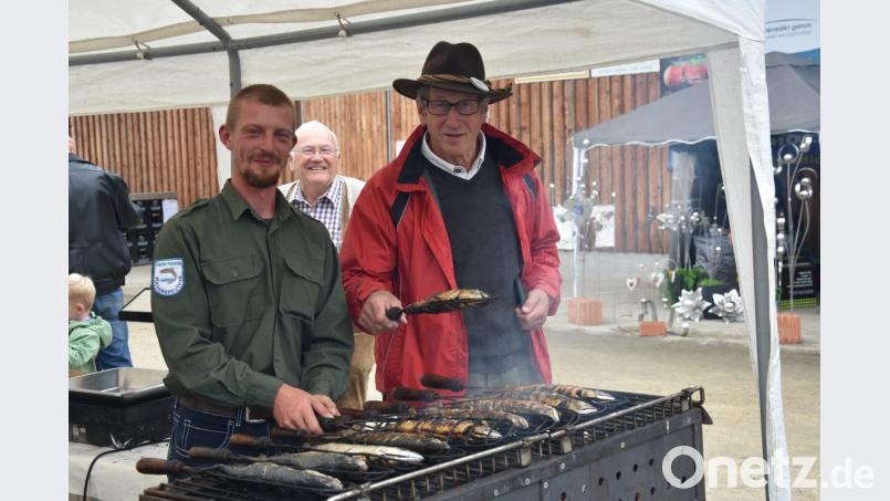 Andreas Völkl (links) kümmert sich um die Makrelen auf dem Grill. Johann Beer ist mit seinem Oldtimer da und wartet auf den Start der Tour. Bild: pens