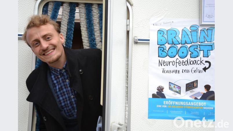 Christian Michael Gnerlich fällt selbst gerne aus dem Rahmen, wenn es darum geht, Kindern und Jugendlichen mit ADHS-Diagnose zu helfen. Das Info-Mobil des 23 Jahre alten Ambergers steht an diesem Dienstag noch auf dem Marktplatz. Bild: Thomas Kosarew