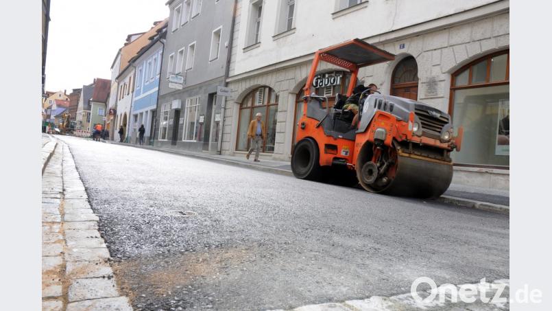 Mit der Asphaltierung ist die erste Bauphase (seit Mai) im vorderen Bereich der Unteren Nabburger Straße abgeschlossen. Der zweite Abschnitt an der Kreuzung mit Münzgäßchen und Paulanergasse hat jetzt Auswirkungen bis in die Fußgängerzone. Bild: Stephan Huber