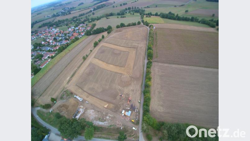 Die Erschließungsarbeiten sind in vollem Gange, das Neubaugebiet "Hirmersbühl" nimmt Formen an. Bild: fla