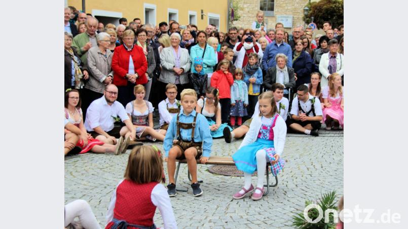 Die Kinder zeigen den Zuschauern zwei gelungene Tänze. Bild: bjo