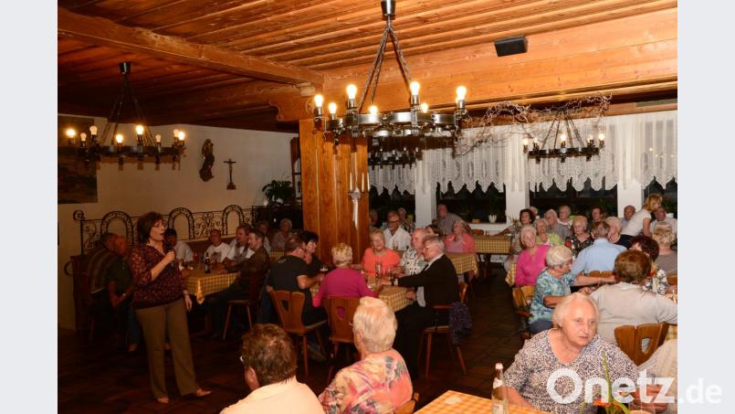 Brigitte Traeger begeistert nach einjähriger Abwesenheit in Pleystein wieder ihre Fans und Freunde. Bild: bey