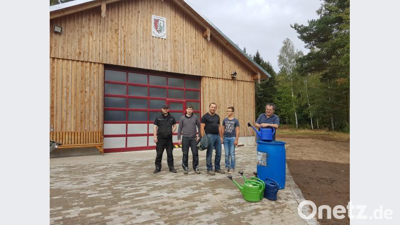 Mit Pflaster- und Begrünungsarbeiten vor der Feuerwehrhalle sind derzeit die Heinersreuther Brandschützer beschäftigt. Bild: exb