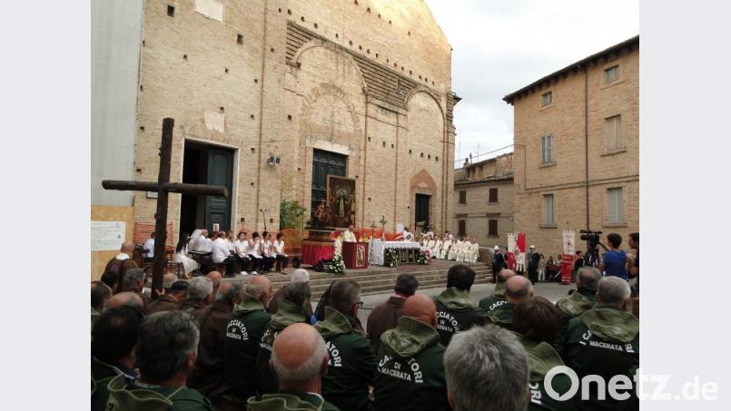Gläubige feiern vor dem Dom San Giuliano das Patrozinium. Der Heilige ist auch Schutzpatron der Jäger. Bild: esa