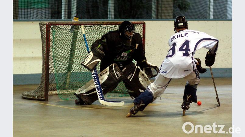 Augsburgs Marcel Rehle (rechts) tauchte allein vor Patrick Merz auf Der Pleysteiner Goalie musste gleich 17 Mal hinter sich greifen. Bild: R. Kreuzer