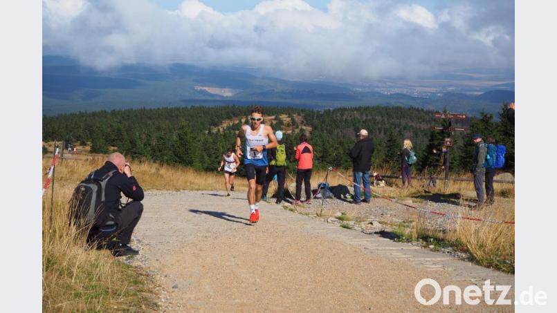 Maximilian Zeus im Trikot der LG Telis-Finanz Regensburg kurz vor dem Ziel am Gipfel des Brocken. Bild: exb
