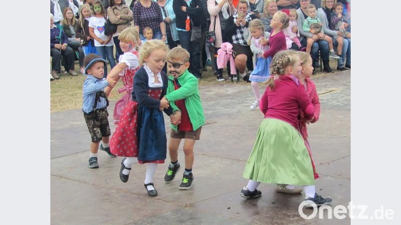 Die Kinderkirwapaare lassen sich vom Regen nicht abhalten, zu zeigen, was sie in den Tanzproben gelernt haben. Bild: sck