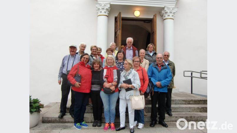 Pfarrer Erwin Bauer (links) und die Reisegruppe aus den Landkreisen Neustadt und Schwandorf sind von den baltischen Staaten beeindruckt. Bild: gz