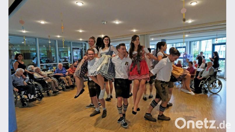 Die Kirwapaare zeigen im Seniorenheim, dass ihnen das Tanzen Spaß macht. Bild: twi
