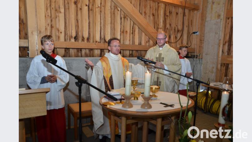 Erstmals wird in Obertresenfeld wegen des schlechten Wetters in der Scheune von Christine und Konrad Kindl das Patroziniumsfest "Maria Geburt" abgehalten. Bild: dob